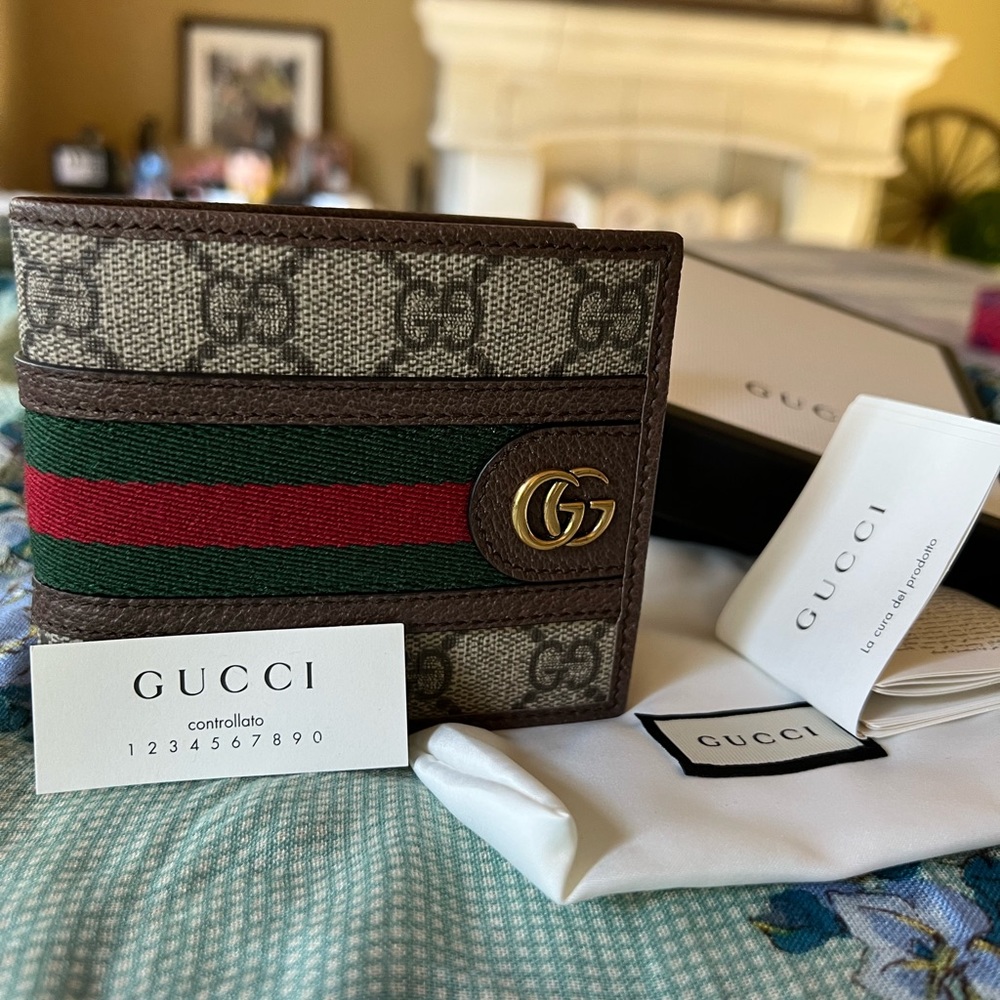 Men’s Gucci wallet